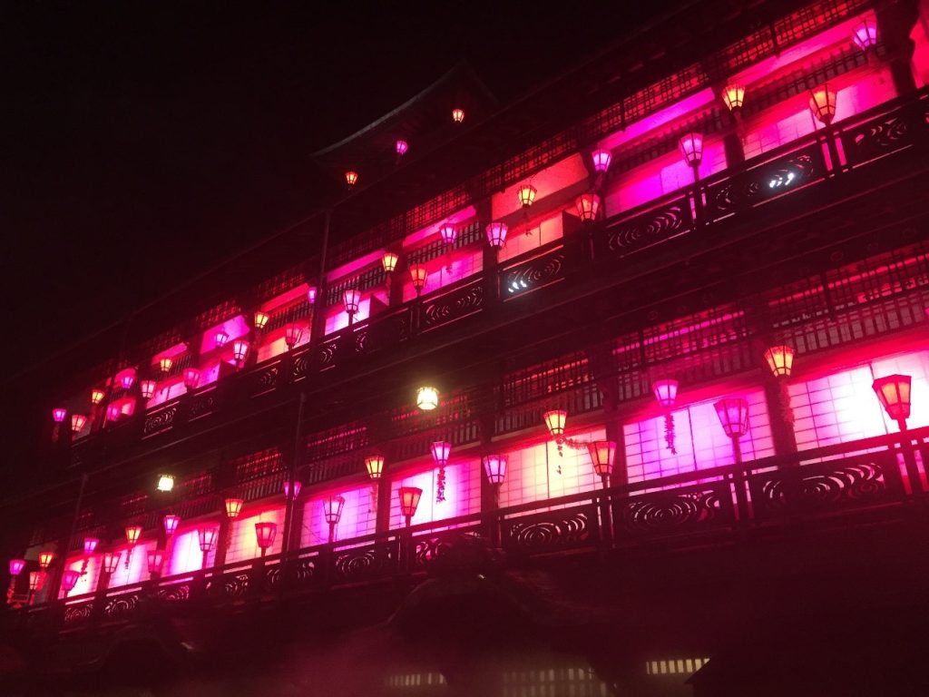 道後温泉本館ライトアップ