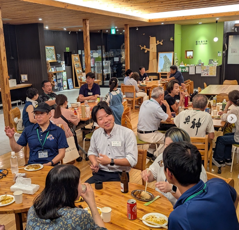 「シモカワつながりLab」3つの参加特典 【その1】下川の空気を届ける「ウェルカムパック」 加入時に、町のことがよくわかる資料をお送りします。 【その2】毎月のワクワク「会報誌＆カレンダー」 「B面シモカワ」や季節のデータをお届け。スマホやデスクで下川を感じられます。 【その3】LINEグループでの交流 暮らし、仕事、空き家……。表に出にくい情報をキャッチしたり、気軽に質問したりできる場です。